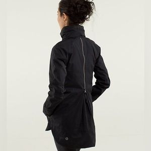 Lululemon Fo Drizzle SZ 4 in black.